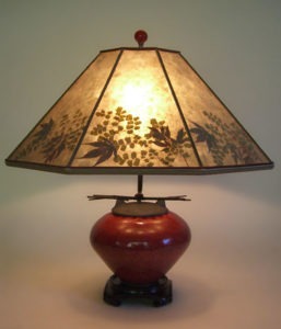 t153b Asian Red Raku Fetish Pot Mini Table Lamp, Mica Lamp shade with natural foliage