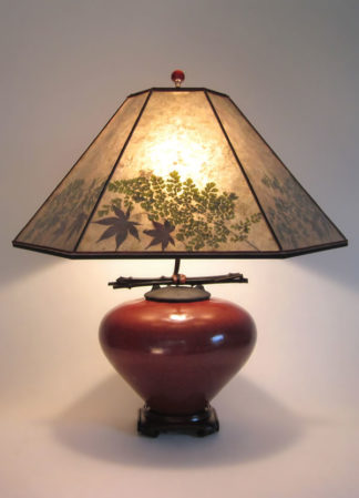 t153c Asian Red Raku Fetish Pot Table Lamp, Mica Lamp shade with natural foliage