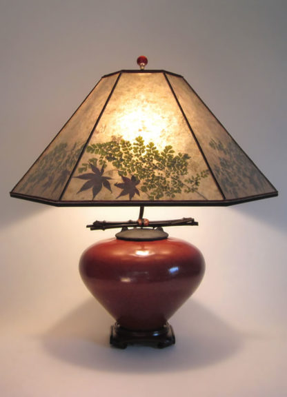 t153c Asian Red Raku Fetish Pot Table Lamp, Mica Lamp shade with natural foliage